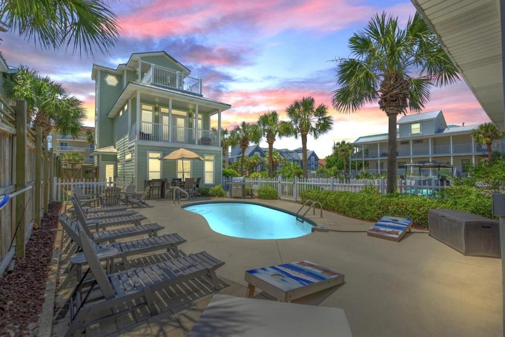 una casa con piscina y tumbonas en Crystal Tower Free Golf Cart Private Pool, en Destin