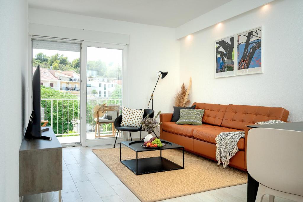 een woonkamer met een bank en een tafel bij Studio Kai - ZF Hvar in Hvar