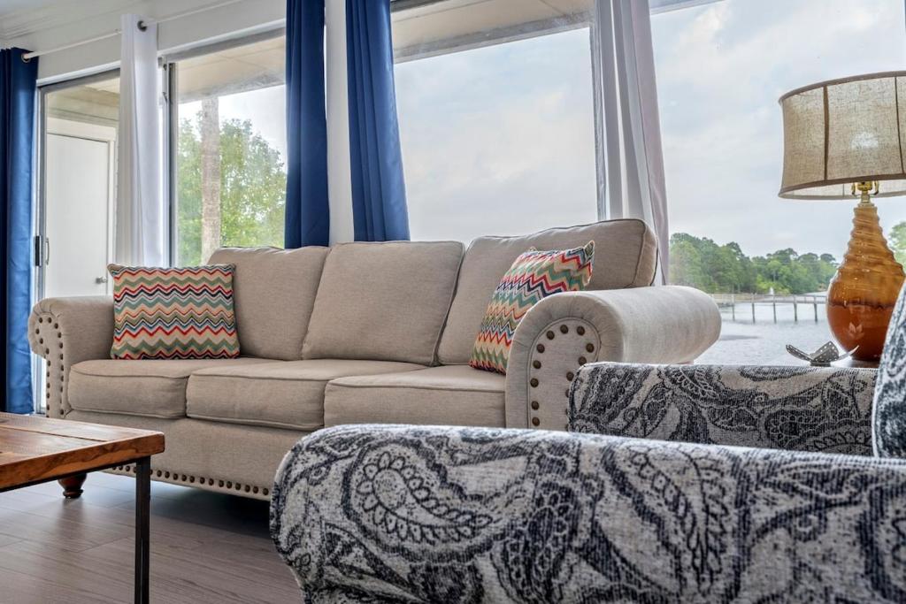 Un lugar para sentarse en Hook Line Double Sinker Lake View 3 Comm Pools
