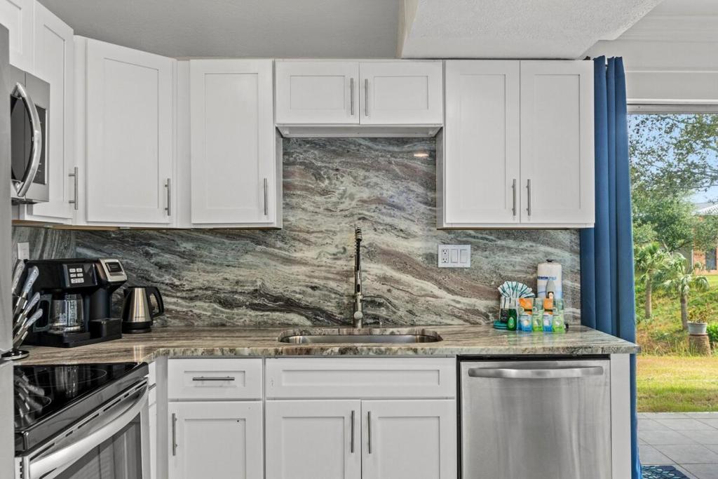 Una cocina o cocineta en Hook Line Double Sinker Lake View 3 Comm Pools