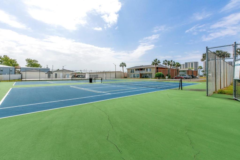 Instalaciones para jugar a tenis o squash en Hook Line Double Sinker Lake View 3 Comm Pools o alrededores