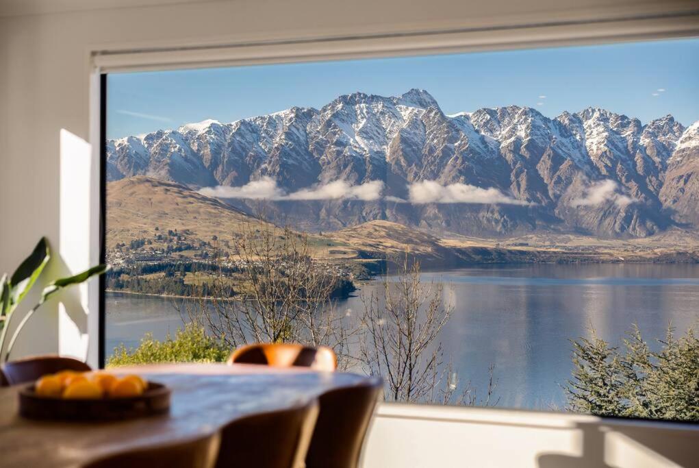 Elle offre une vue sur la chaîne de montagnes depuis sa fenêtre. dans l'établissement Fabulous Home with Great Views, à Queenstown