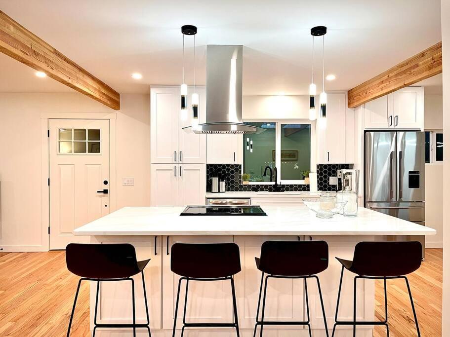 Una cocina o cocineta en Colochas Home A Forest Haven