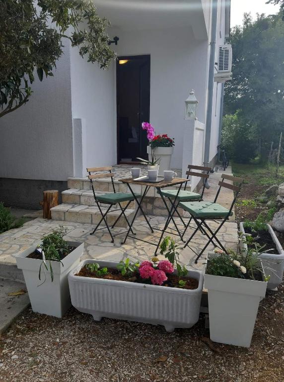 Vonkajšia záhrada v ubytovaní Apartments with parking spaces Kampor, Rab - 5014