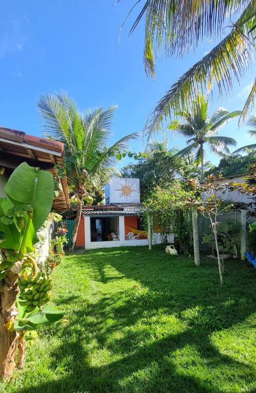 a view of the backyard of a house with palm trees at Casa ampla e muito arborizada! in Prado
