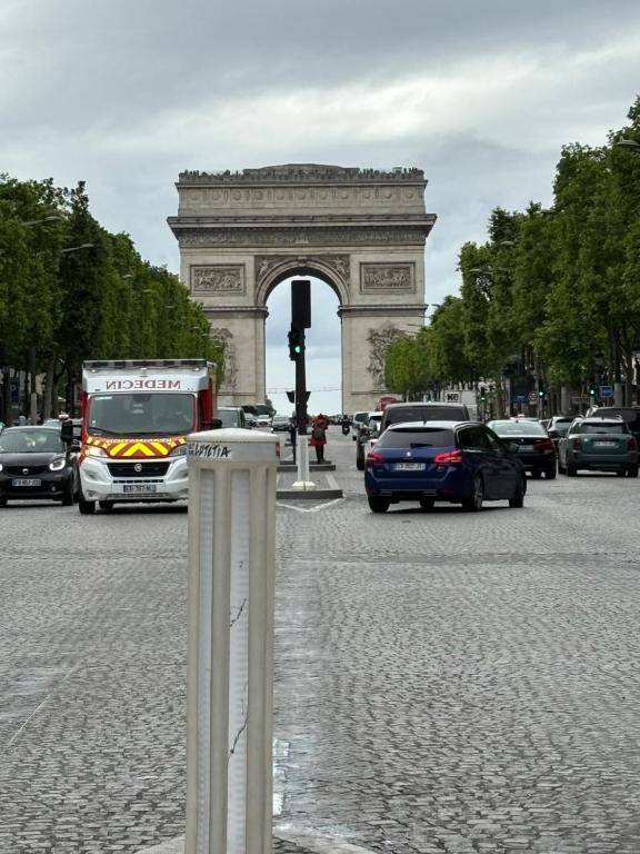 une porte au milieu d'une rue avec des voitures dans l'établissement Paris-Boulogne studio, à Boulogne-Billancourt