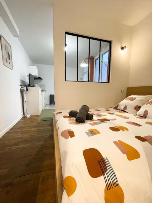 une chambre avec un grand lit avec un motif de vache dessus dans l'établissement Le terra apaisant - 5 min de la gare, à Tours