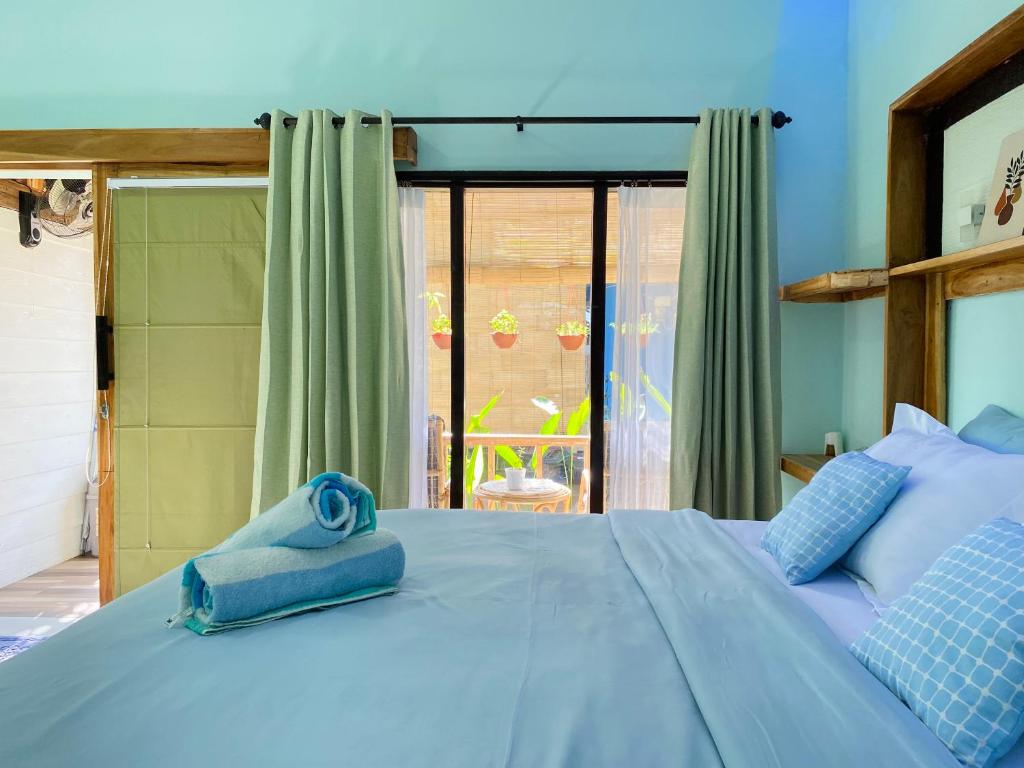 Una cama o camas en una habitación de Marta House gili air