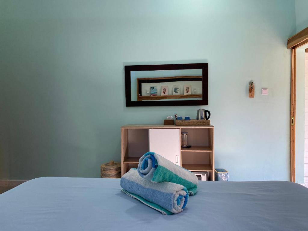 Una cama o camas en una habitación de Marta House gili air