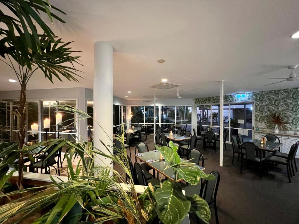 Restaurace v ubytování Kellys Beach Resort