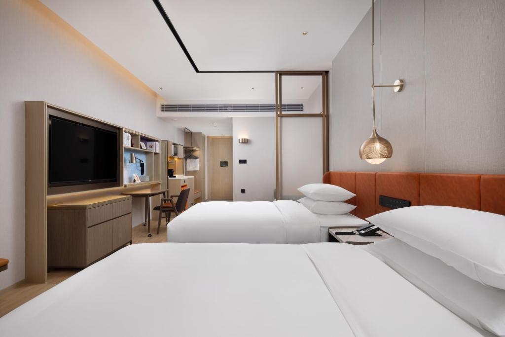 Voodi või voodid majutusasutuse Home2 Suite by Hilton Dongguan Shipai toas