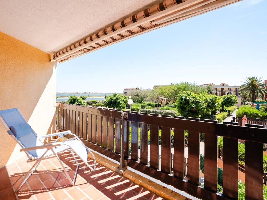 une chaise sur un balcon avec vue dans l'établissement Appartement cosy 2P à Gruissan - 1 min de la plage, idéal pour 4 personnes - FR-1-409A-31, à Gruissan