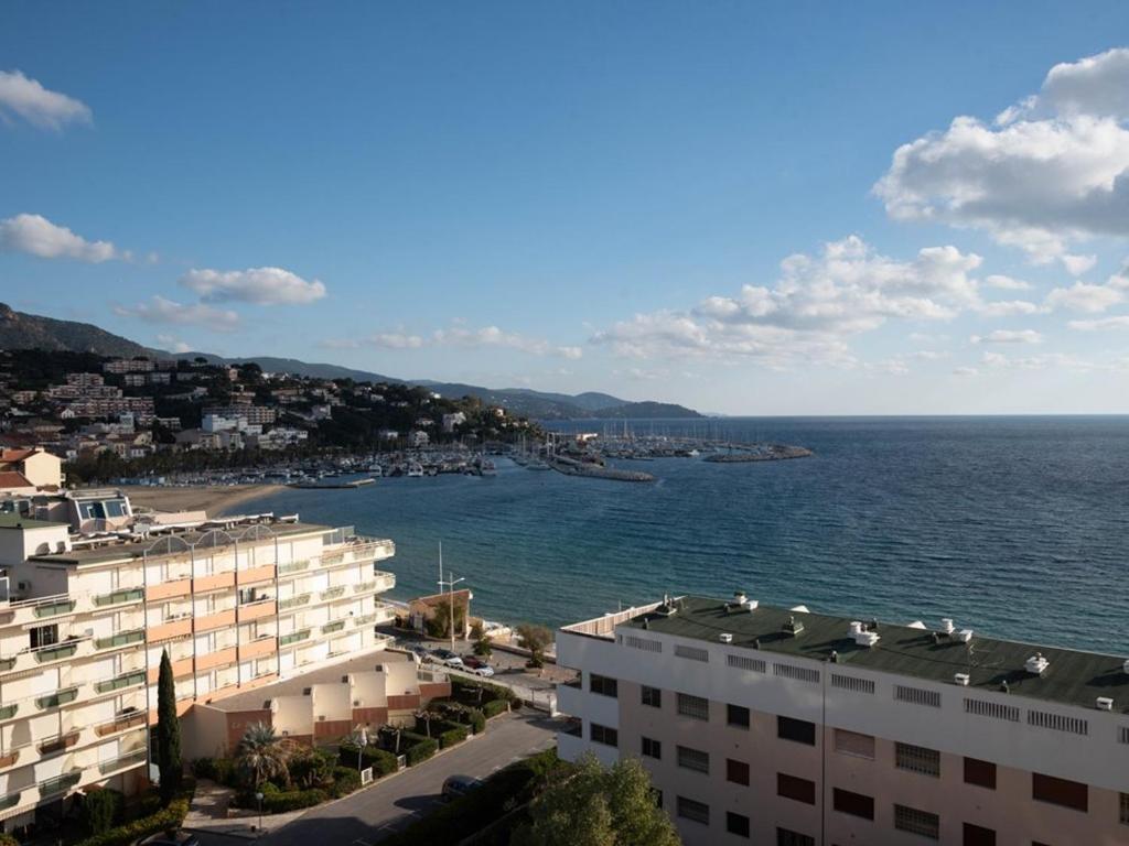 une vue sur l'océan depuis un immeuble dans l'établissement Location T3 pour 4 au Lavandou, face mer, terrasse, ascenseur - FR-1-803-40, au Lavandou