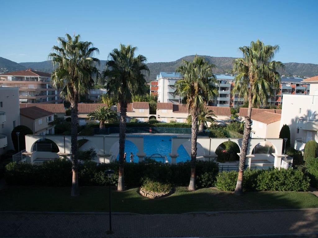 Photo de la galerie de l'établissement Appartement T2 avec piscine, climatisation et parking, à 700m de la plage - FR-1-803-21, au Lavandou