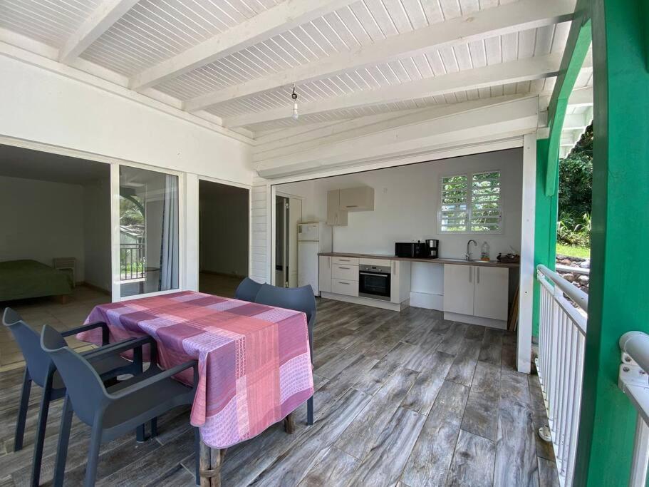 Kuchyň nebo kuchyňský kout v ubytování Appartement paisible avec jardin