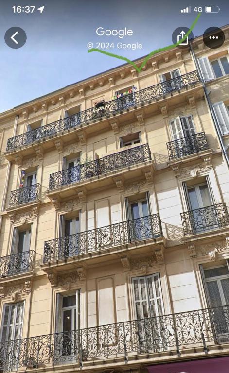 un bâtiment avec des balcons sur le côté dans l'établissement Logis Confortable - accueillant, à Marseille