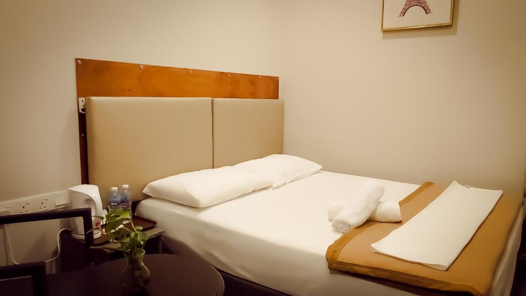 Postel nebo postele na pokoji v ubytování RS Hotel Desa Cemerlang Johor Jaya