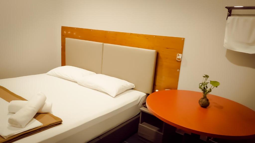 Postel nebo postele na pokoji v ubytování RS Hotel Desa Cemerlang Johor Jaya