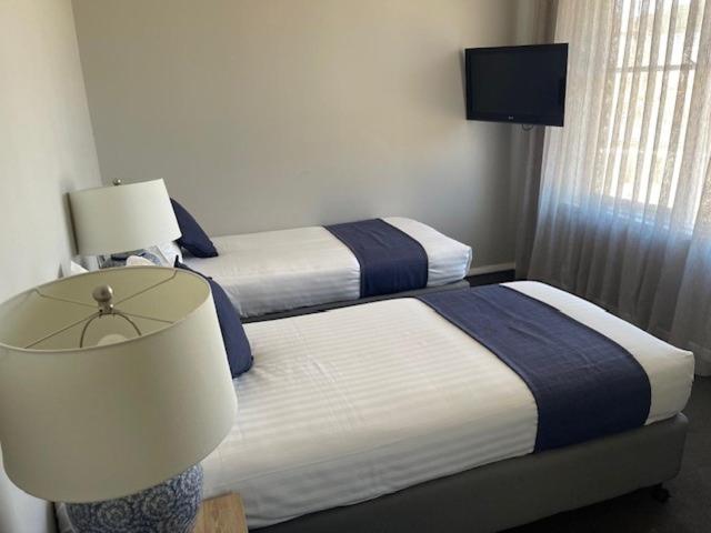 Postel nebo postele na pokoji v ubytování Seabreeze Hotel