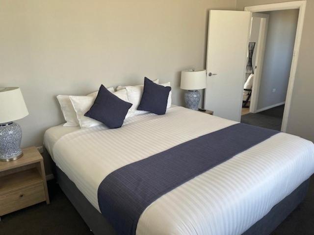 Postel nebo postele na pokoji v ubytování Seabreeze Hotel