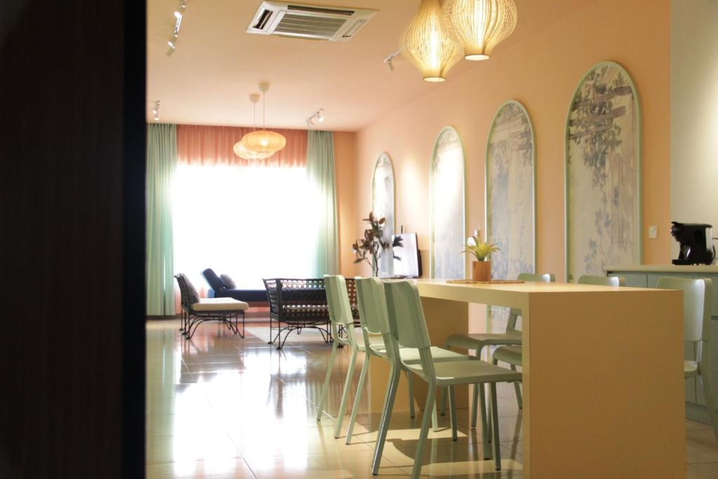 Ruang duduk di Octagon Ipoh by Plush
