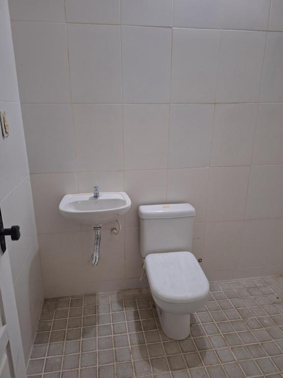 Koupelna v ubytování Quarto triplo com banheiro em Pousada e Restaurante