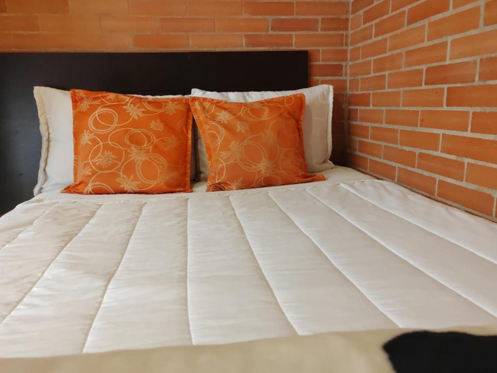 Postel nebo postele na pokoji v ubytování Hotel Bogota Astral