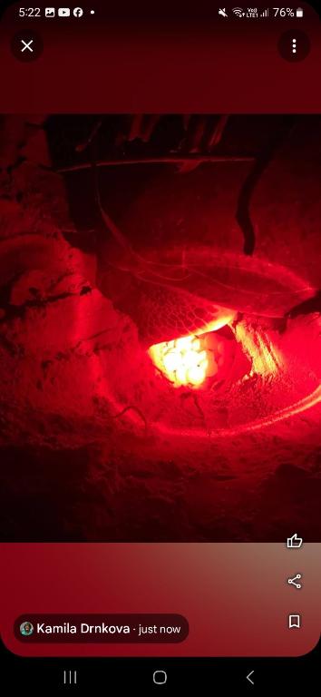 un primo piano di una luce rossa su una stufa di room a Tangalle