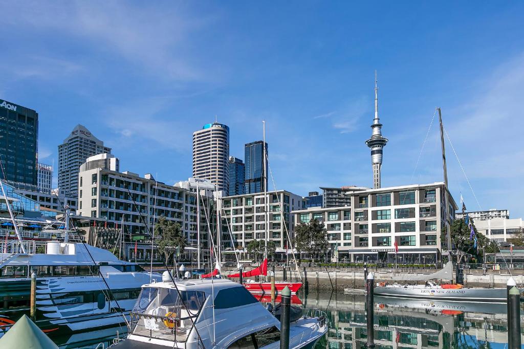 Fabulous Corner Apartment w/ Dazzling Harbour View - Resim 31