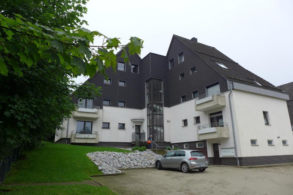 ein Auto, das vor einem Gebäude geparkt ist in der Unterkunft Ferienwohnung Parkresidenz in Goslar