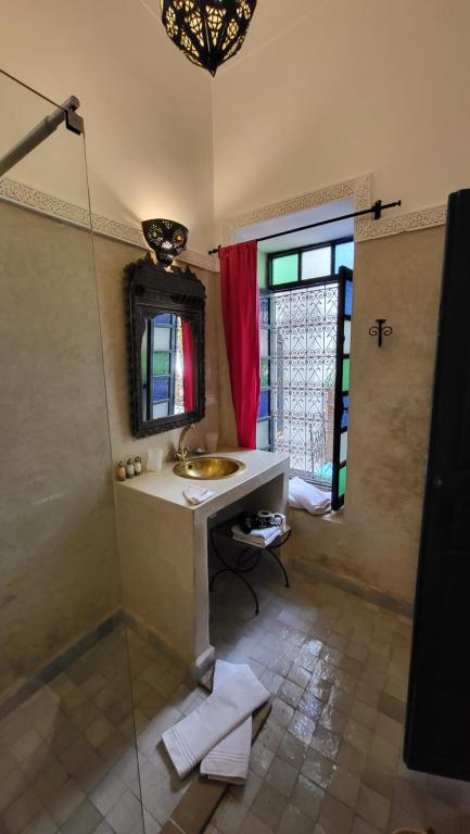 TV a/nebo společenská místnost v ubytování Riad Aloes & Spa