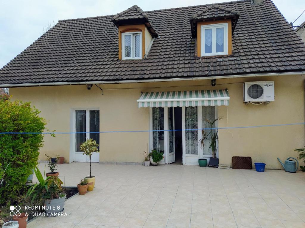 una casa con una cinta azul delante en GITE Chez Marilou, en Aulnay-sous-Bois