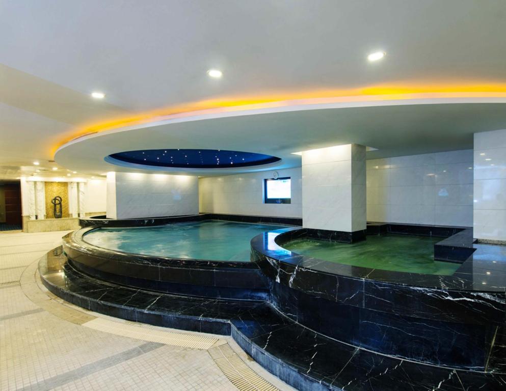 Bazén v ubytování Shanghai Yuehua Hotel nebo v jeho okolí
