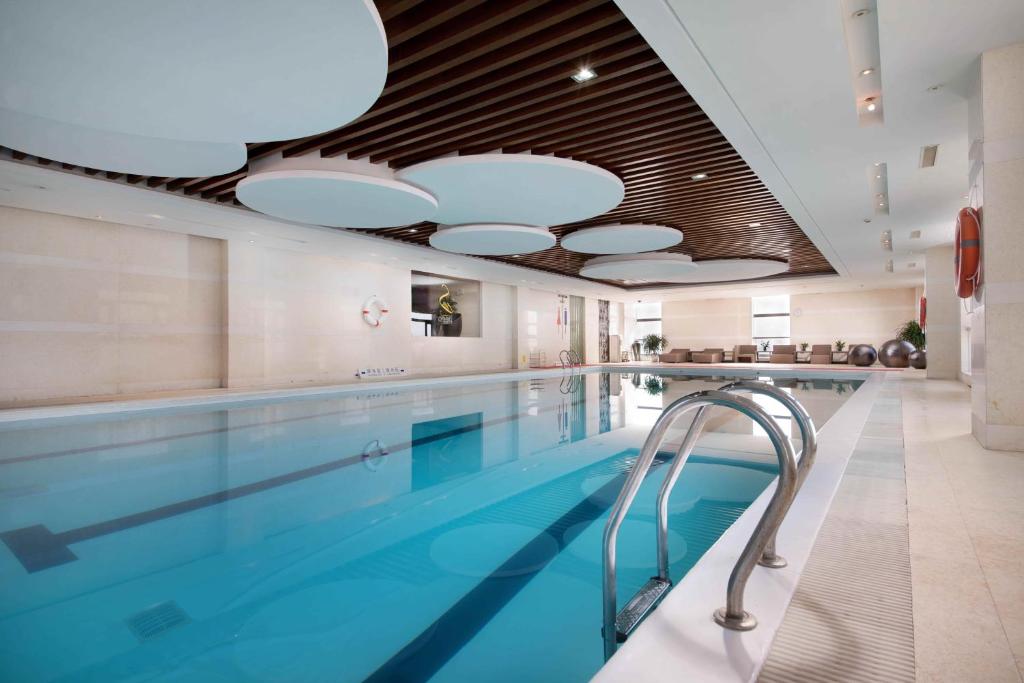 Bazén v ubytování Shanghai Yuehua Hotel nebo v jeho okolí