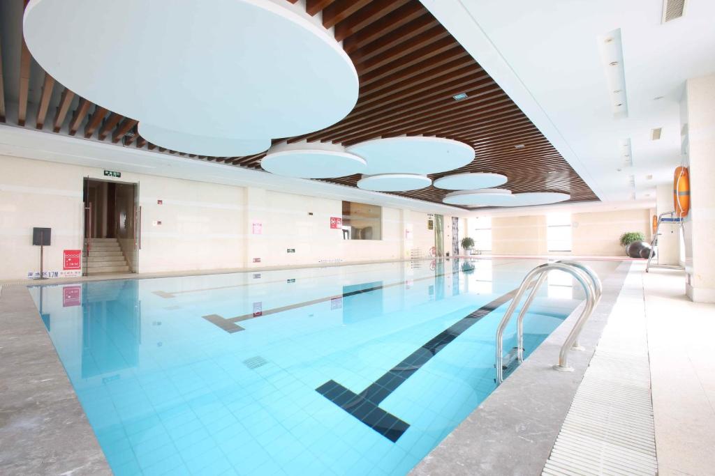 Bazén v ubytování Shanghai Yuehua Hotel nebo v jeho okolí
