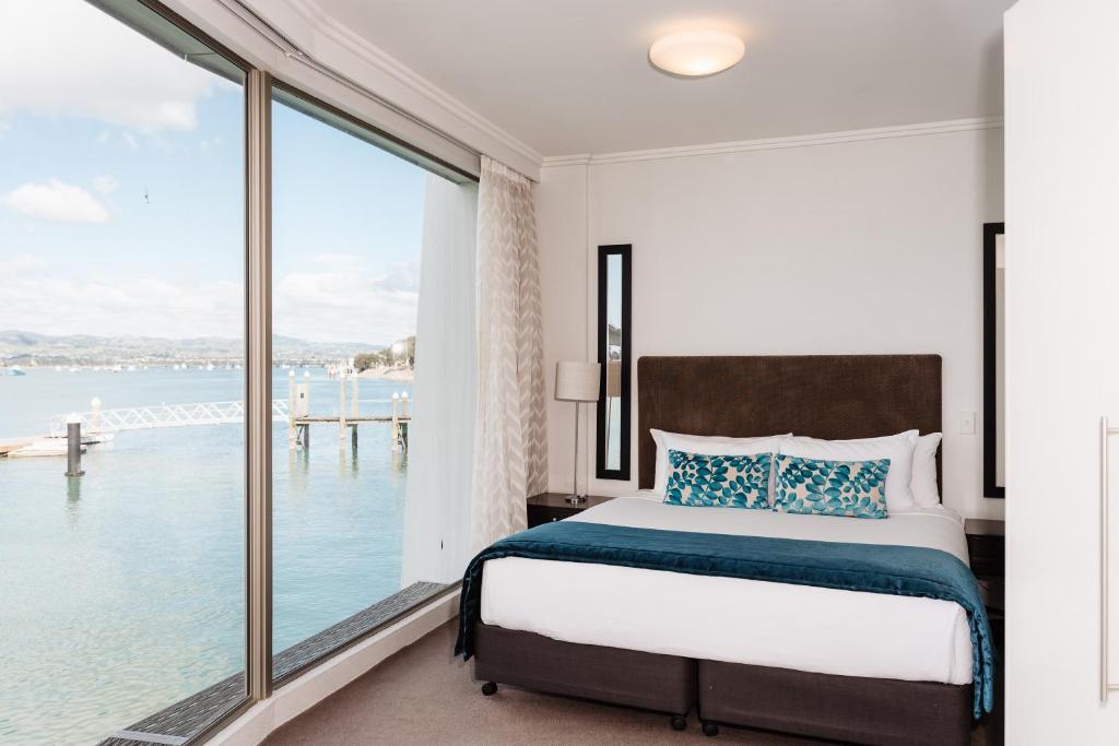 Postel nebo postele na pokoji v ubytování Trinity Wharf Tauranga
