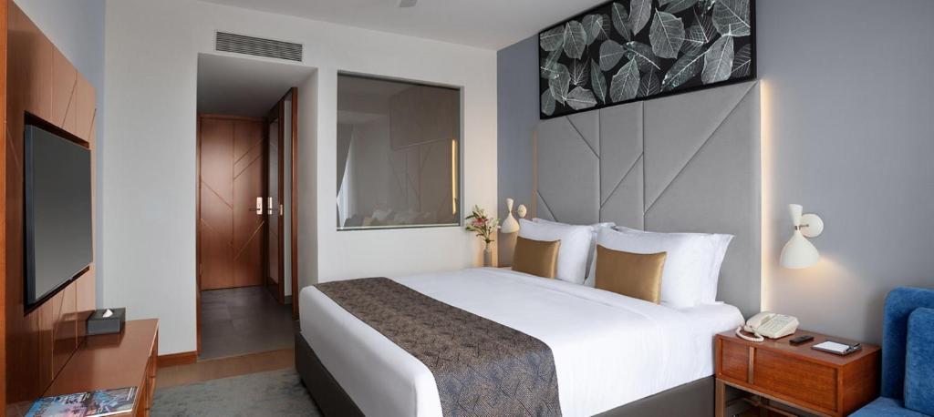 Postel nebo postele na pokoji v ubytování De Mandarin Hotel Goa