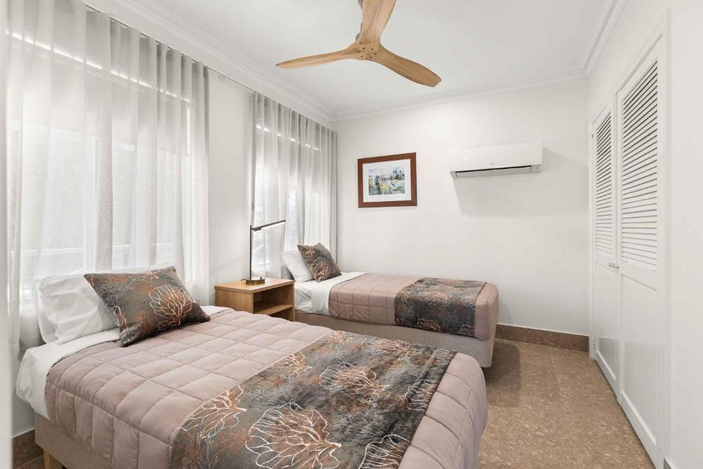 Postel nebo postele na pokoji v ubytování Moonlight Bay Suites