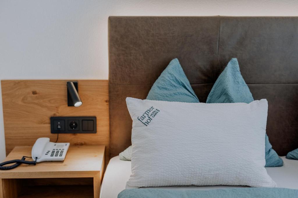 Postel nebo postele na pokoji v ubytování Garni-Hotel Farmerhof