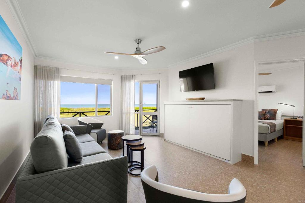TV a/nebo společenská místnost v ubytování Moonlight Bay Suites