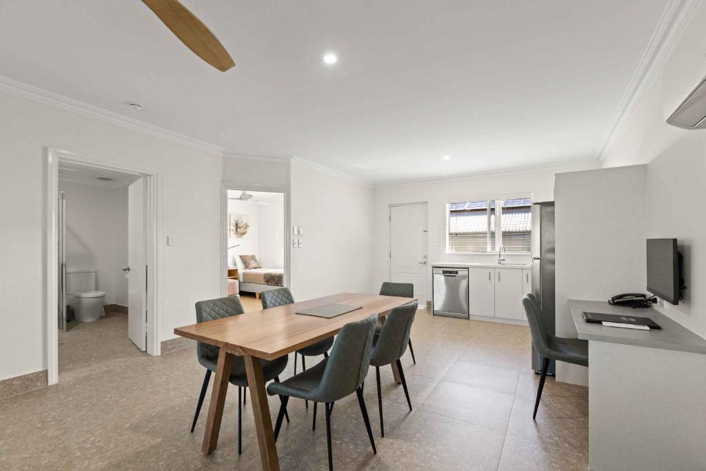 Kuchyň nebo kuchyňský kout v ubytování Moonlight Bay Suites