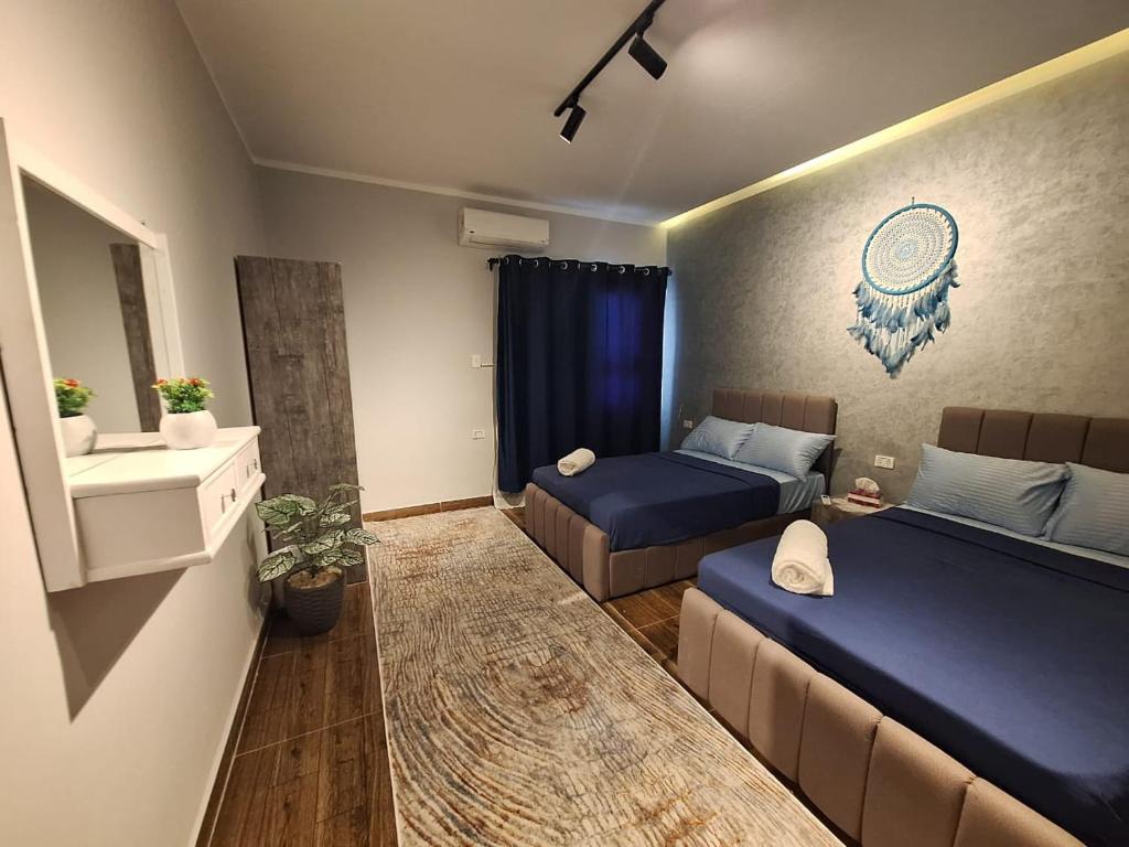 Postel nebo postele na pokoji v ubytování downtown Family Suites