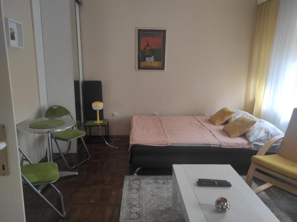 Una cama o camas en una habitación de Aleksandra