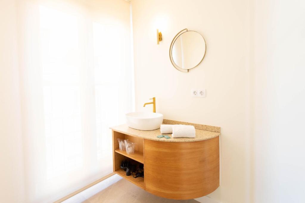 a bathroom with a sink and a mirror at Reina Victoria El Mercado in Alicante