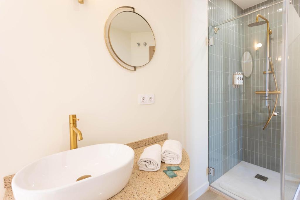 a bathroom with a sink and a shower at Reina Victoria El Mercado in Alicante