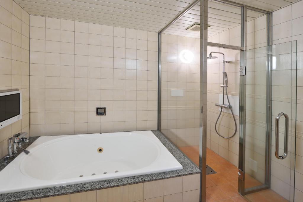 Koupelna v ubytování Hotel S
