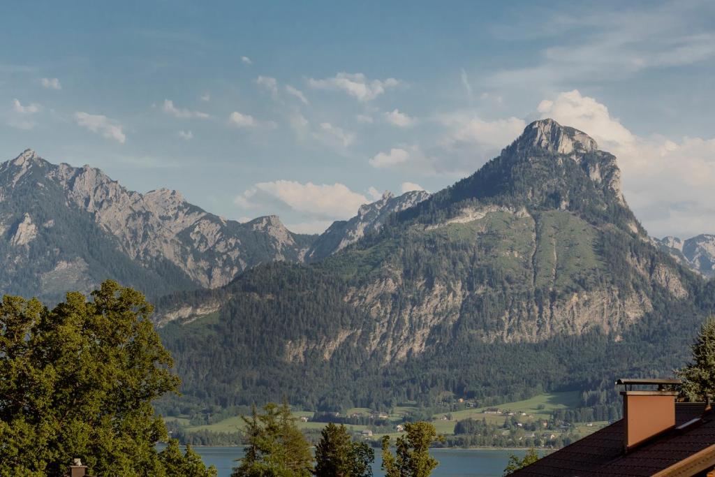 a view of a mountain range with a lake at Zur Nandl in St. Wolfgang