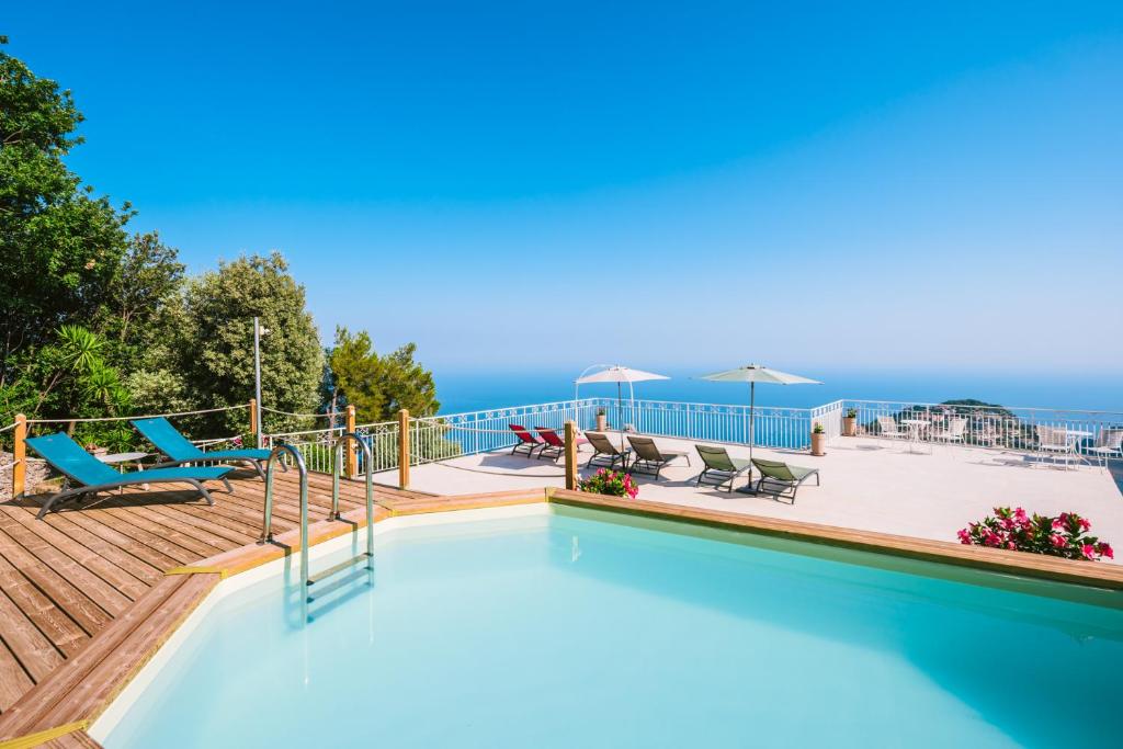 uma piscina no telhado de uma casa em Monte Brusara Relais em Ravello