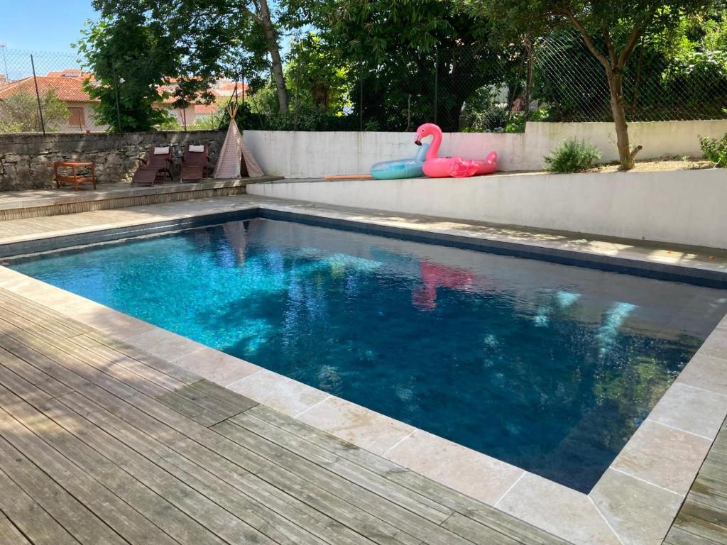 une piscine avec un flamant rose et un jouet dans l'établissement Appartement avec grand balcon, piscine et parking, à Biarritz