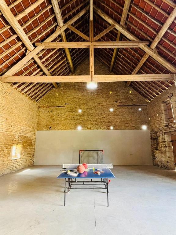 Stolní tenis v ubytování Le petit Moulin de la Motte nebo okolí